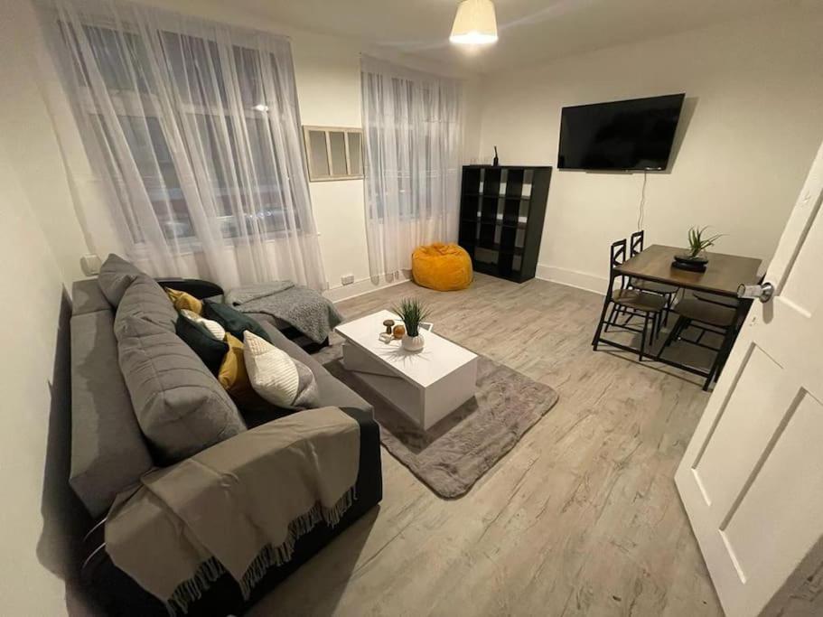 Comfortable 2 Bedroom On Tower Bridge London Exterior foto